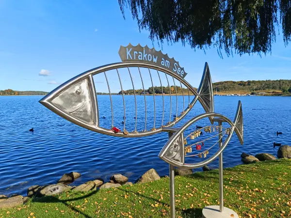 202510130-24 - Uferpromenade in Krakow am See, Mecklenburgische Seenplatte, Mecklenburg-Vorpommern, Deutschland