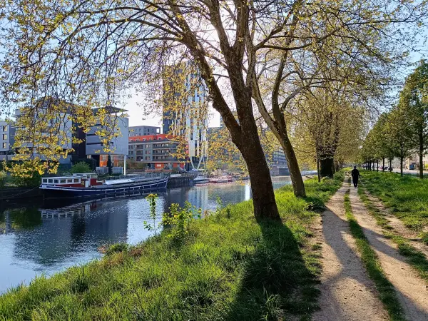 202504100-53 - Uferweg am Canal du Rhône au Rhin in Strasbourg, Elsass, Frankreich