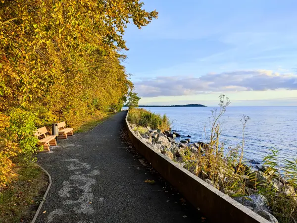 202310160-47 - Uferweg am Greifswalder Bodden bei Lauterbach, Rügen, Mecklenburg-Vorpommern, Deutschland
