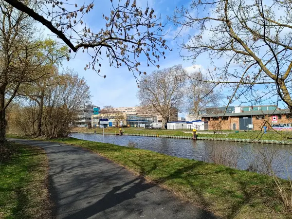 202604040-12 - Uferweg am Teltowkanal in Neukölln, Berlin, Deutschland