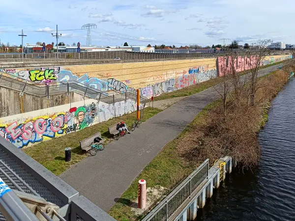 202604040-20 - Uferweg am Teltowkanal in Treptow, Berlin, Deutschland