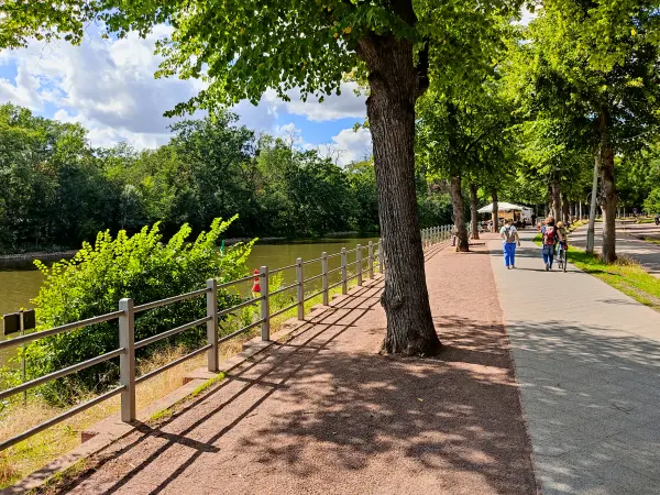 202308090-42 - Uferweg an der Saale in Halle, Sachsen-Anhalt, Deutschland