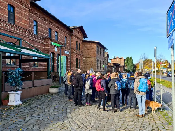 202311040-01 - Wandergruppe am Bahnhof von Lübbenau, Spreewald, Brandenburg, Deutschland