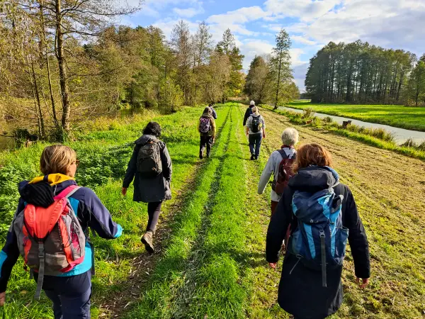 202311040-36 - Wandergruppe am Südumfluter bei Boblitz, Spreewald, Brandenburg, Deutschland
