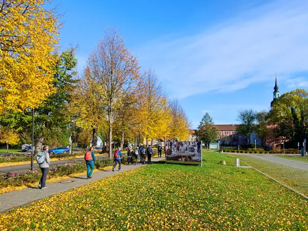 202311040-03 - Wandergruppe in Lübbenau, Spreewald, Brandenburg, Deutschland