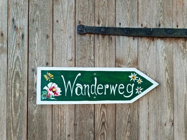 202509120-47 - Wanderwegweiser in der Inselstadt Malchow, Mecklenburgische Seenplatte, Mecklenburg-Vorpommern, Deutschland
