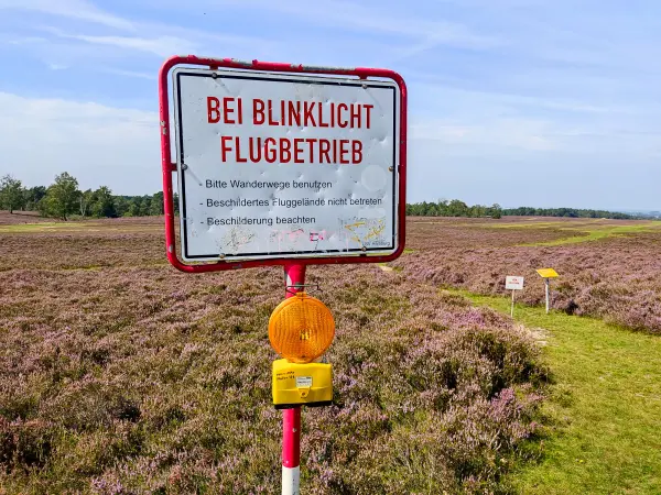 202308190-23 - Warnschild in der Fischbeker Heide, Hamburg, Deutschland