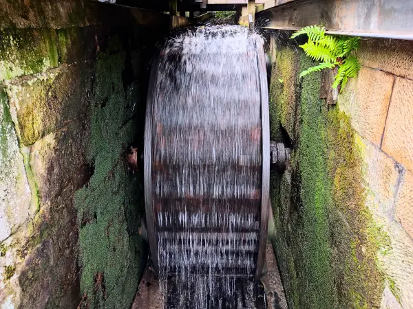 202308180-08 - Wasserrad am Heimatmuseum in Wennigsen, Weserbergland, Niedersachsen, Deutschland