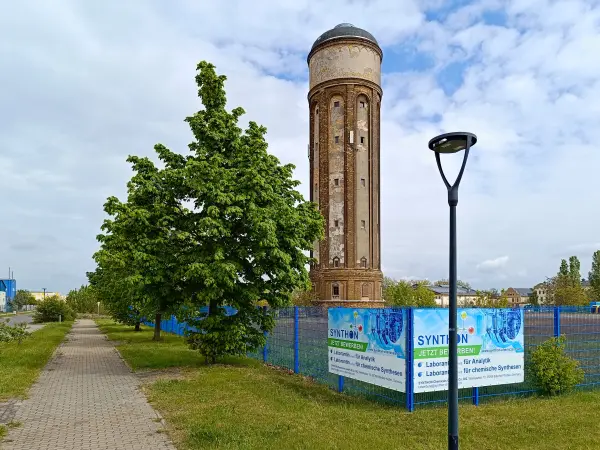 202404240-14 - Wasserturm an der Filmstraße in Wolfen, Anhalt-Dessau-Wittenberg, Sachsen-Anhalt, Deutschland