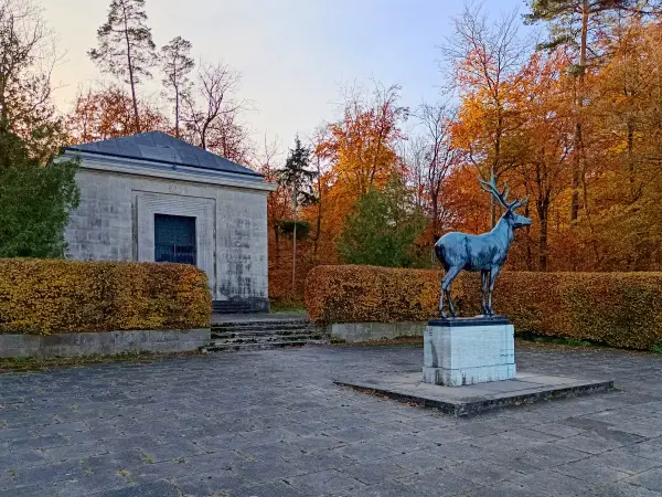 202511050-30 - Wedekind-Mausoleum und Bronzener Hirsch bei Friedrichswalde, Mecklenburgische Seenplatte, Mecklenburg-Vorpommern, Deutschland