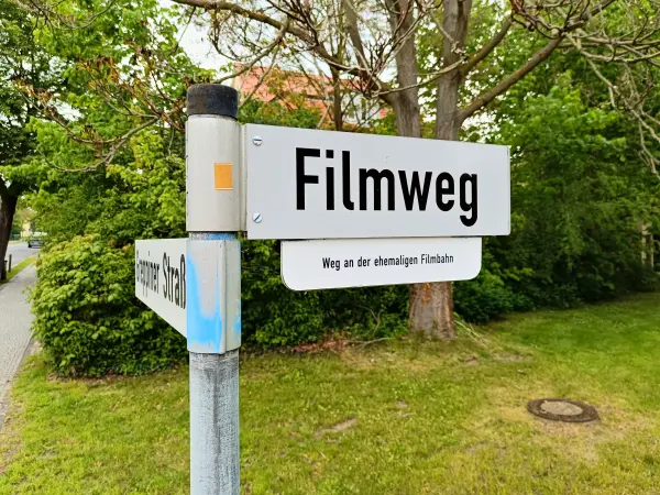 202404240-03 - Weg an der ehemaligen Filmbahn in Wolfen, Anhalt-Dessau-Wittenberg, Sachsen-Anhalt, Deutschland