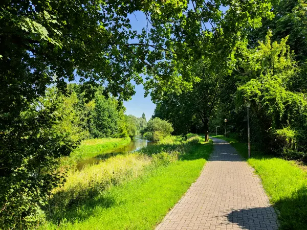 202308181-04 - Weg an der Fuhse in Celle, Lüneburger Heide, Niedersachsen, Deutschland