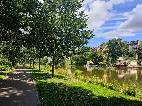 202308090-13 - Weg an der Saale in Halle, Sachsen-Anhalt, Deutschland