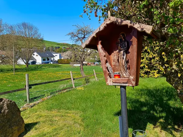 202604220-31 - Wegkreuz bei Vussem, Eifel, Nordrhein-Westfalen, Deutschland