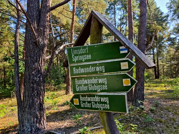 202309160-14 - Wegweiser an der Glubigseenkette, Seenland Oder-Spree, Brandenburg, Deutschland