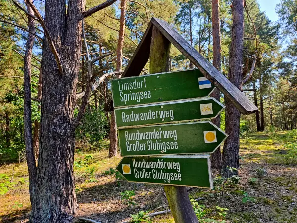 202309160-14 - Wegweiser an der Glubseenkette, Seenland Oder-Spree, Brandenburg, Deutschland