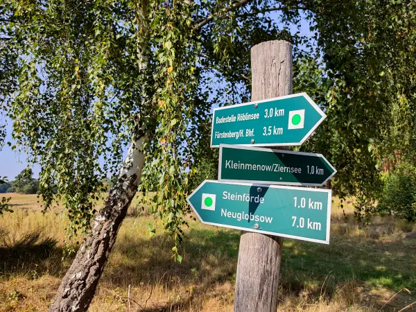 202309110-10 - Wegweiser bei Steinförde, Ruppiner Seenland, Brandenburg, Deutschland