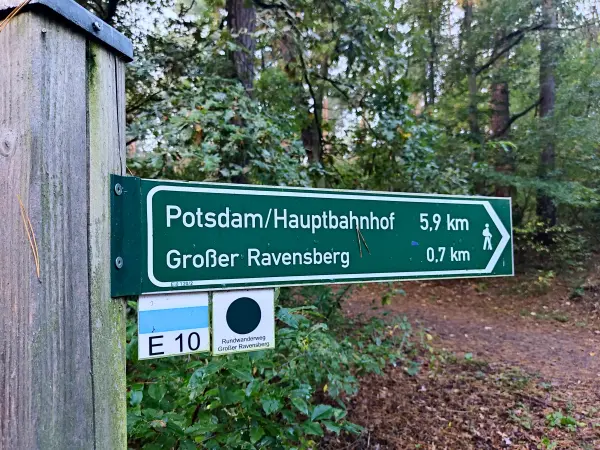 202310140-04 - Wegweiser im Erholungswald Ravensberge, Potsdam, Brandenburg, Deutschland