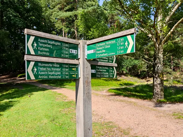 202308190-20 - Wegweiser in der Fischbeker Heide, Hamburg, Deutschland