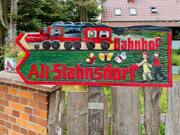 202505170-01 - Wegweiser in Kummersdorf, Seenland Oder-Spree, Brandenburg, Deutschland