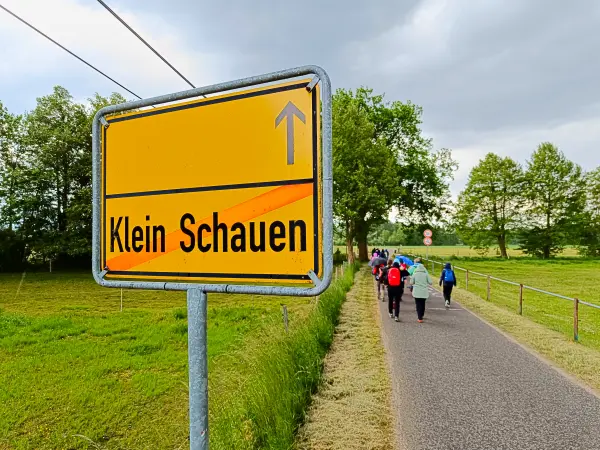 202505170-18 - Wegweiser ins Nirgendwo bei Klein Schauen, Seenland Oder-Spree, Brandenburg, Deutschland
