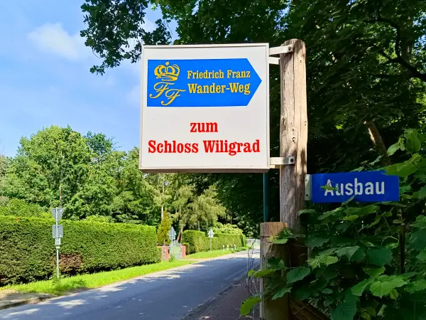 202506170-03 - Wegweiser zum Schloss Wiligrad in Lübstorf, Mecklenburgische Seenplatte, Mecklenburg-Vorpommern, Deutschland
