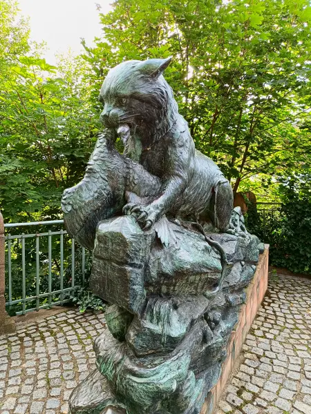 202507300-16 - Wildkatzenskulptur in Geltow, Brandenburg, Deutschland