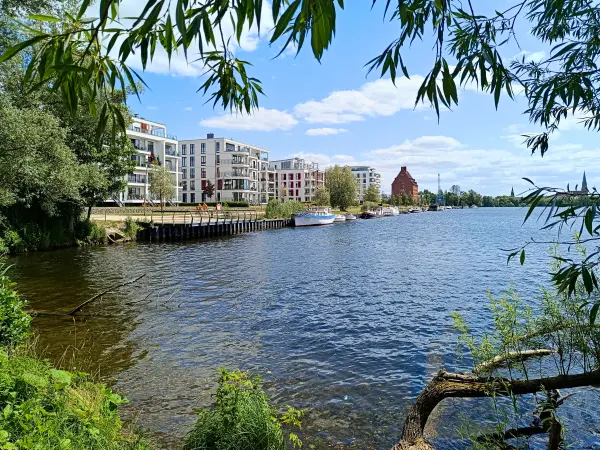 202507030-12 - Wohnhäuser am Ziegelsee in Schwerin, Mecklenburgische Seenplatte, Mecklenburg-Vorpommern, Deutschland