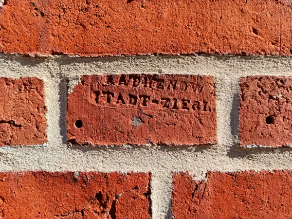 202603230-10 - Ziegelstempel an einem Altstadthaus in Rathenow, Havelland, Brandenburg, Deutschland