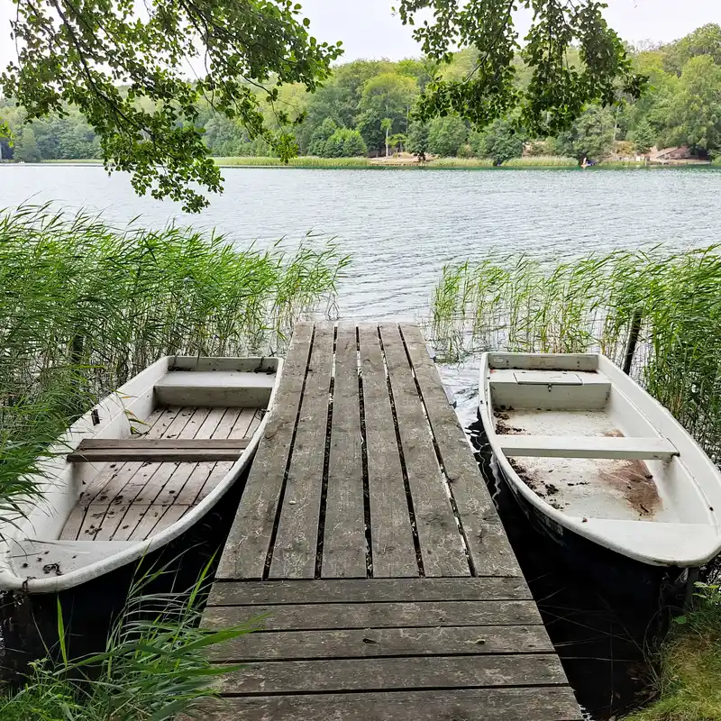 Liepnitzsee mit Bootspartie und Waldsiedlung Wandlitz