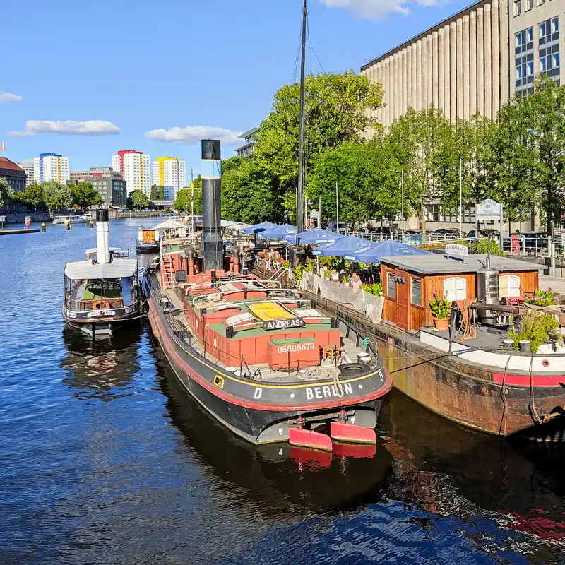 Sightseeing an der Spree zwischen Tiergarten und Friedrichshain