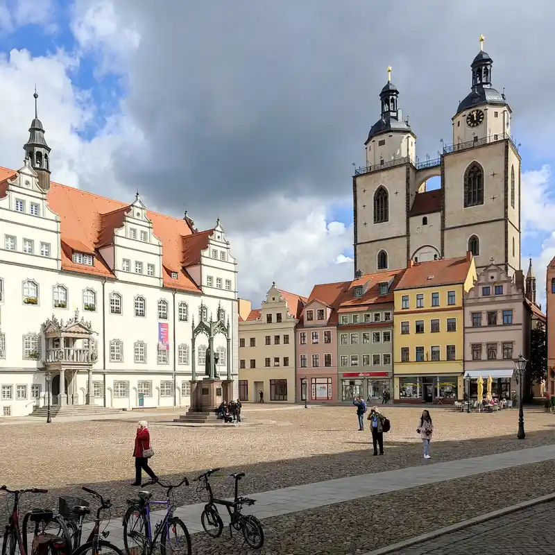 Wittenberger Marktplatz mit Rathaus und Stadtkirche