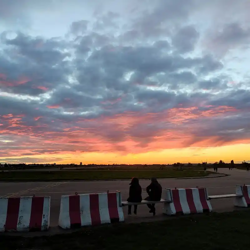 Sonnenuntergang über dem Tempelhofer Feld