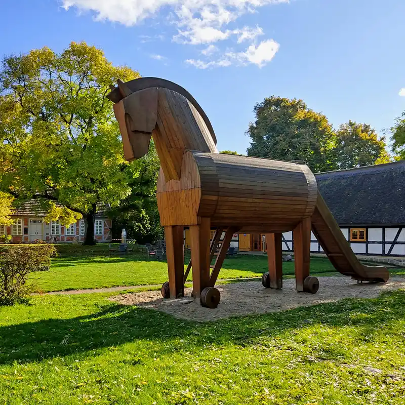 Trojanisches Pferd vor dem Heinrich-Schliemann-Museum