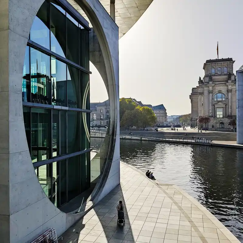 Reichstag und Spree im Regierungsviertel