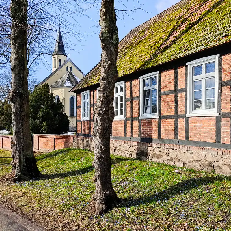 Fachwerkhaus und Kirche in Cumlosen