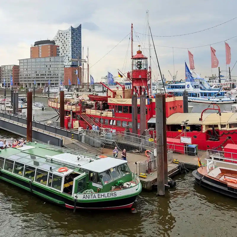 Hafenatmosphäre vor der Elbphilharmonie