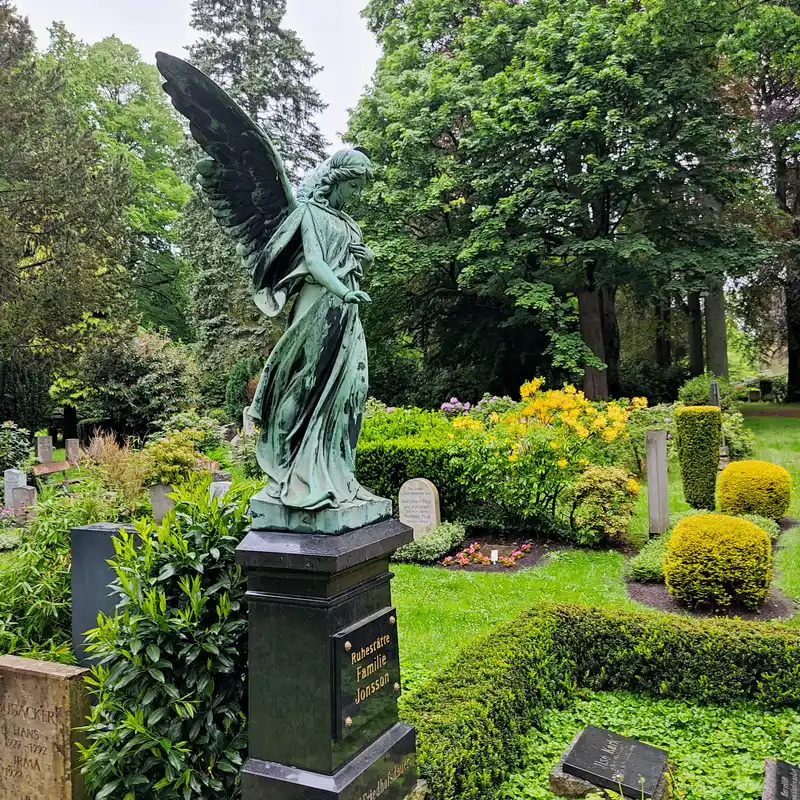 Prominentengräber und Rhododendronblüten auf dem größten Parkfriedhof der Welt