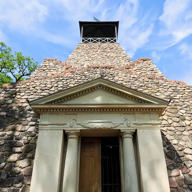 Feldsteinpyramiden und Feldsteinkirchen zwischen Strausberg und der Märkischen Schweiz