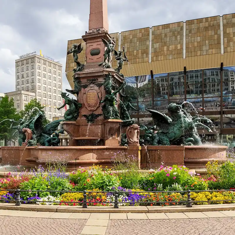 Mendebrunnen vor dem Neuen Gewandhaus