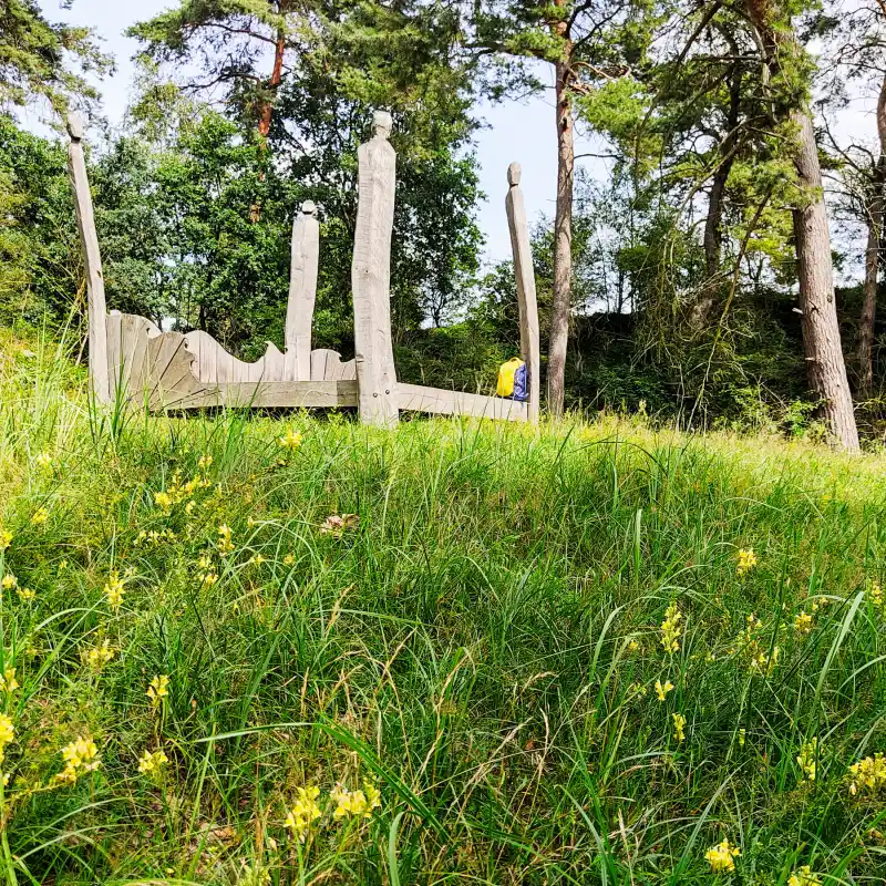 Ein Bett in der Rummel – Trockentäler, Findlinge und Kunst im Hohen Fläming