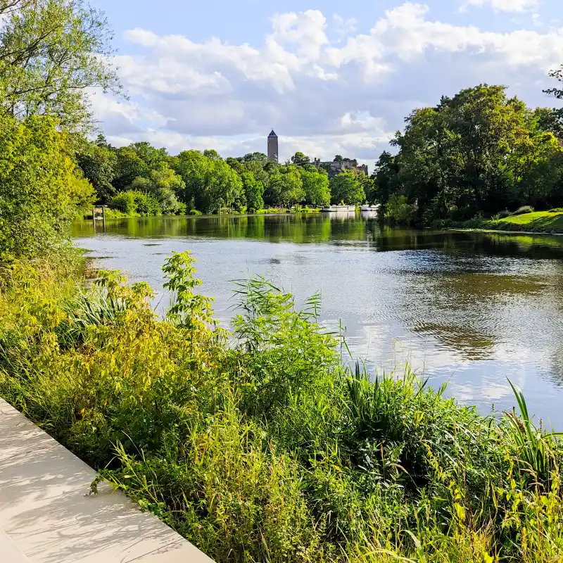 An der Saale hellem Strande durch die Händel- und Hallorenstadt Halle