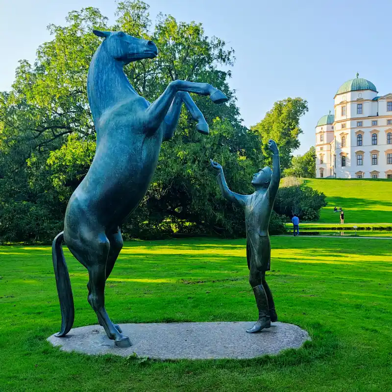 Pferdedenkmal vor dem Schloss