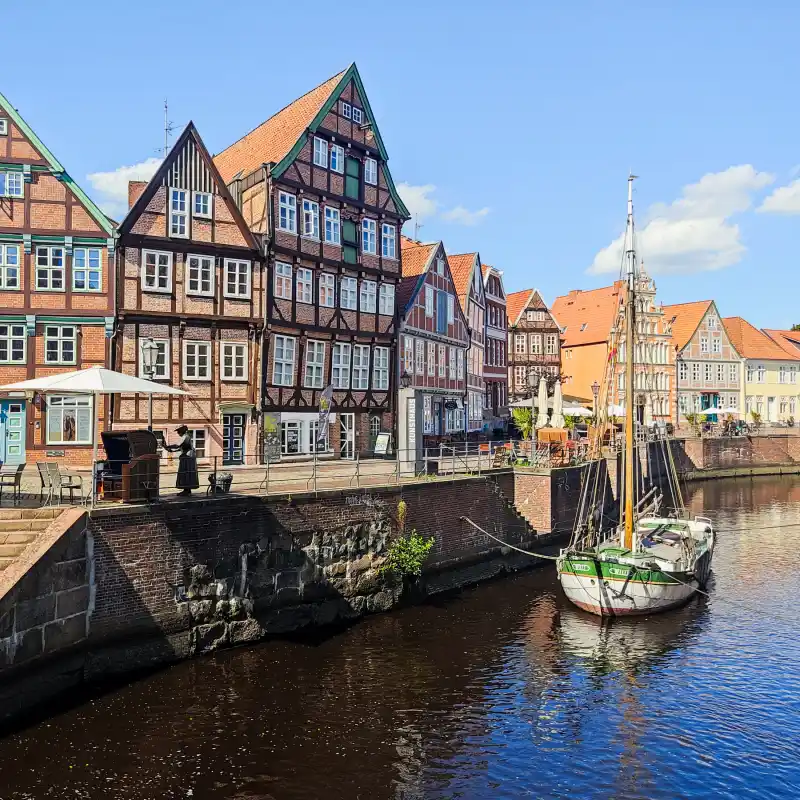 Über die idyllischen Schwingewiesen zum Alten Hafen der Hansestadt Stade