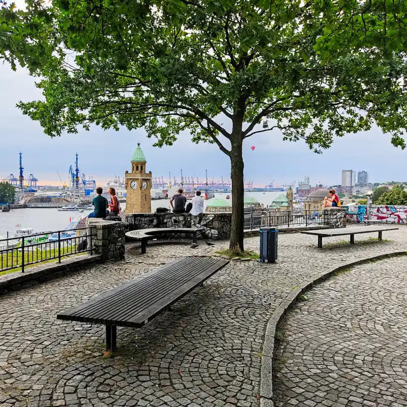 Landungsbrücken und Hamburger Hafen