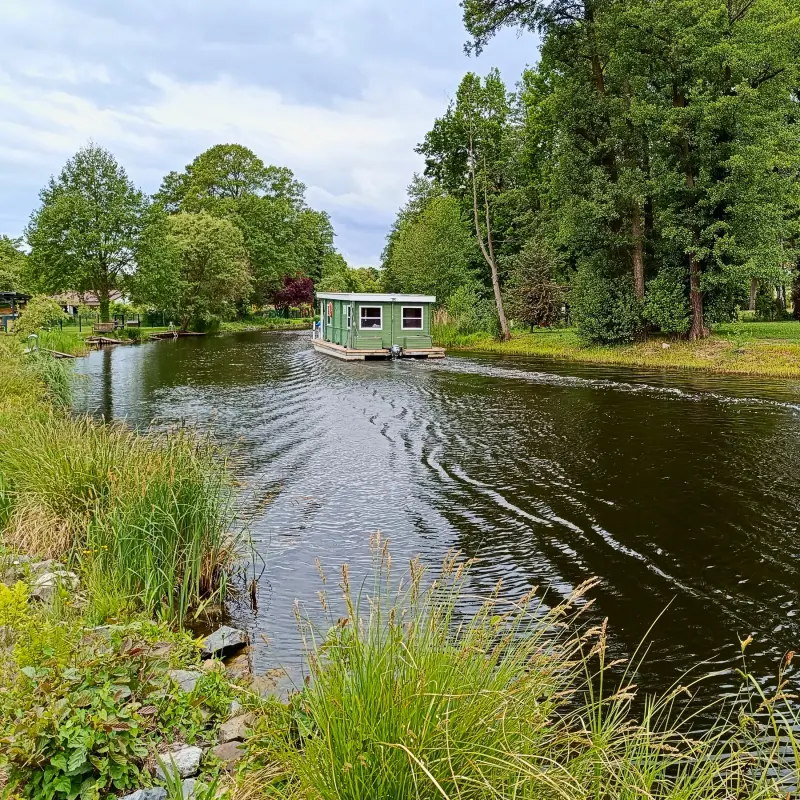 Hausboot auf dem Storkower Kanal
