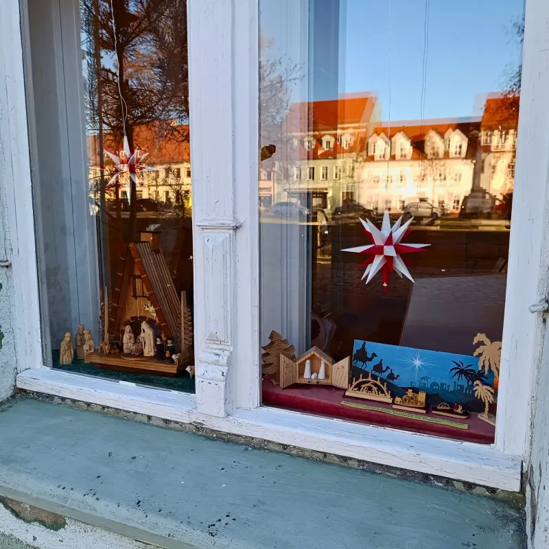 Fenster mit Krippen und Schwibbögen