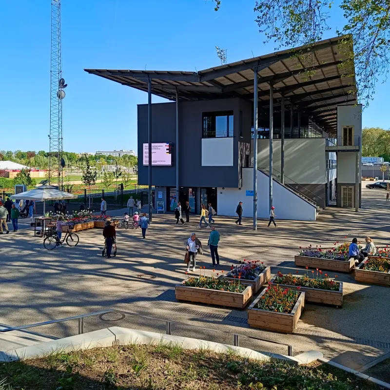 Tribünengebäude an der LAGA