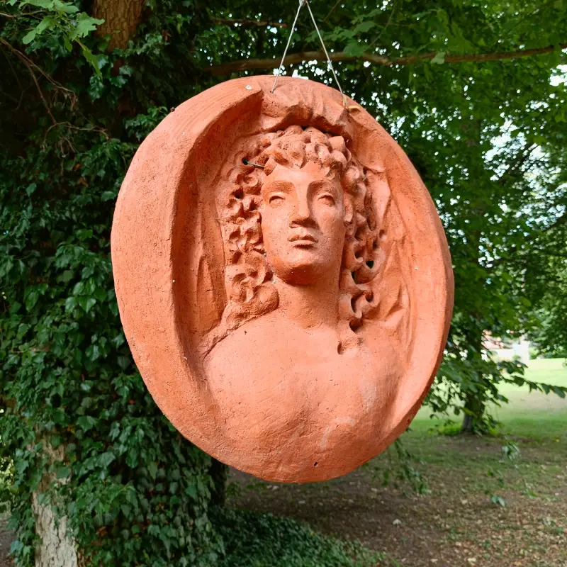 Tonrelief im Schlosspark