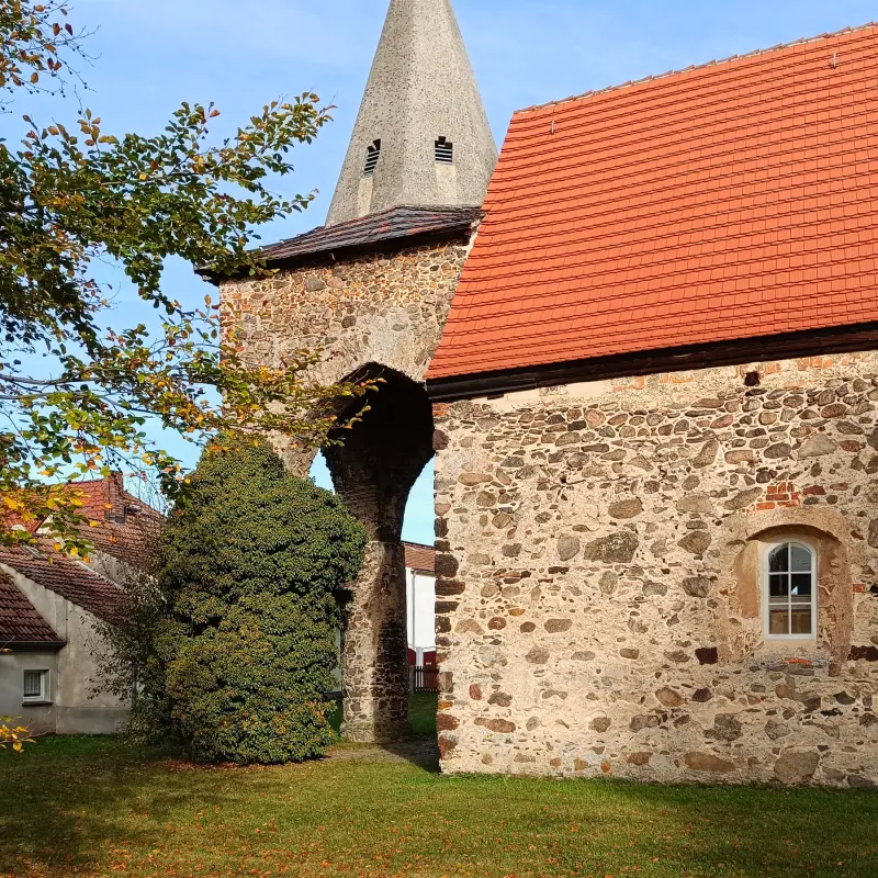 Durch den Naturpark Niederlausitzer Landrücken zum Teufelsstein, alten Dorfkirchen und der malerischen Altstadt von Luckau